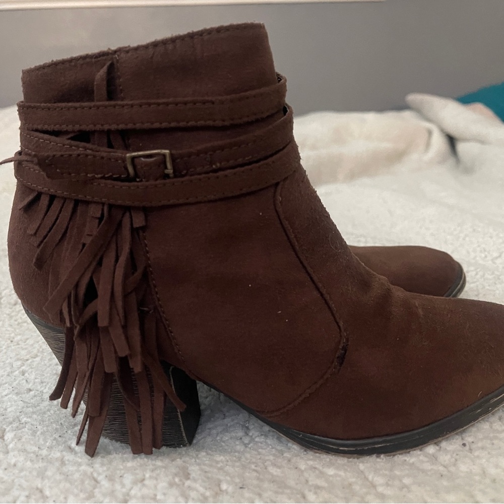 Brown suede booties w/fringe